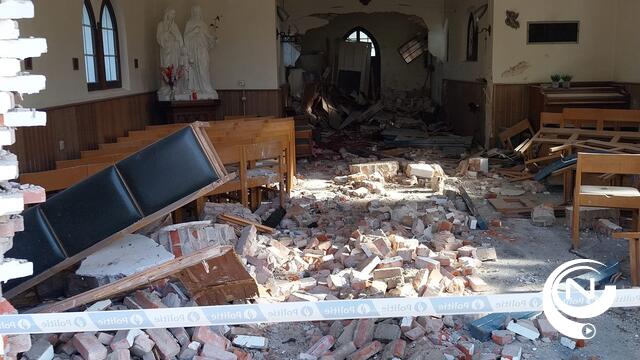 Wagen knalt kapel binnen aan Hoeven : heel wat schade, vluchtmisdrijf - update