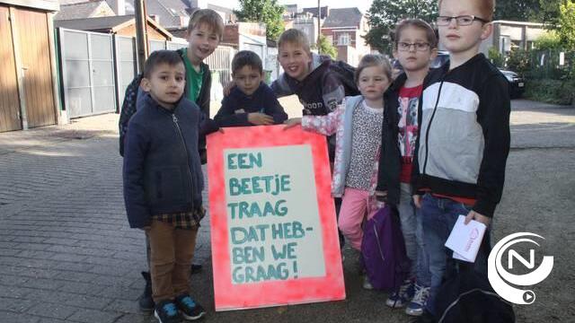 Leerlingen basisschool 't Klavertje voeren actie in Maasweg Herenthout 
