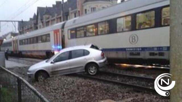 NMBS : 300 passagiers geëvacueerd in Lier na botsing tussen trein en auto 