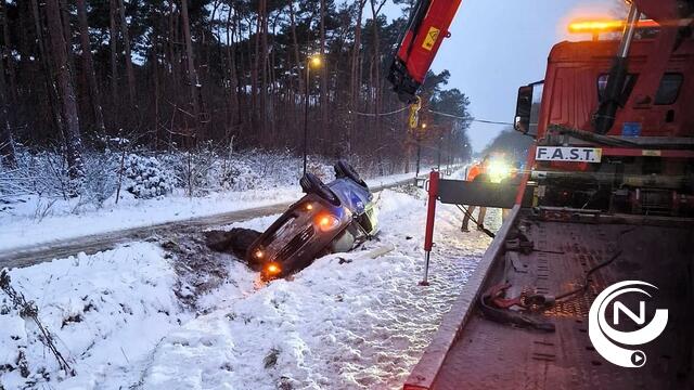 Auto belandt over de kop in gracht op Lierseweg (N13) Herentals : peuter van 2 jaar aan boord - extra foto's