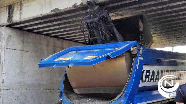 Kraanwagen rijdt zich klem onder spoorbrug Lierseweg : geen gewonden, treinverkeer even opgehouden