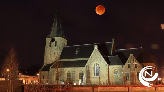 Bloedrode maan schittert boven kerk Poederlee