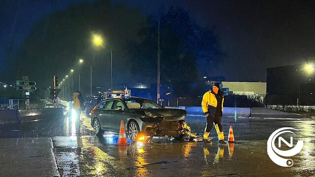 Twee gewonden bij zware botsing op kruispunt Atealaan-Moerbroek aan  Würth Shop -  extra foto's