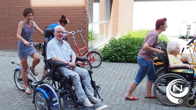 Bewoners woonzorgcentrum fietsen zomer in met nieuwe rolstoelfiets
