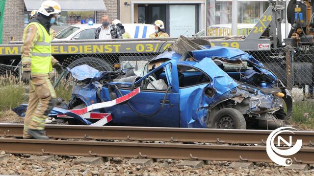 Trein ramt auto aan overweg Statiestraat Nijlen, geen gewonden - vid aanrijding  - UPDATE