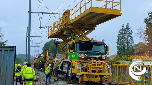  Infrabel zet uitzonderlijk "spoorvrachtwagen" in bij aanleg elektrische bovenleidingen op spoorlijn Mol - Hasselt: werken op schema
