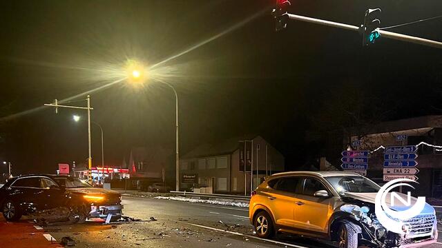  Bestuurder negeert rode licht  :  ernstig ongeval op Koning Boudewijnlaan Olen kruispunt afrit  E313 -  extra foto's