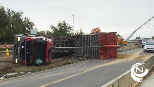 Vrachtwagen kantelt op werf aan brug Neerbuul, bestuurder licht gewond