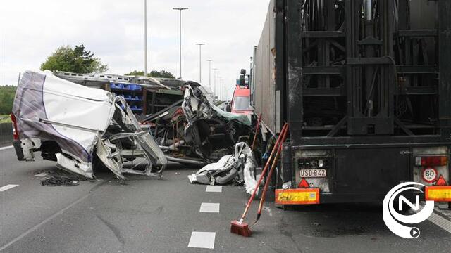 E313 Geel-Oost : bestelwagen rijdt in op truck op uitvoegstrook, 3 zwaargewonden waarvan 2 kinderen