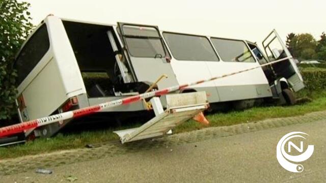 Schoolbus en auto botsen in Tielen, 2 zwaargewonden, enkele kinderen De Mast lichtgewond