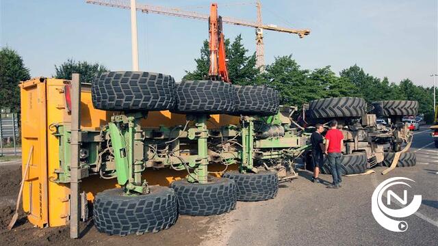Tractor met aanhangwagen kantelt aan rotonde Antwerpseweg Geel : geen gewonden