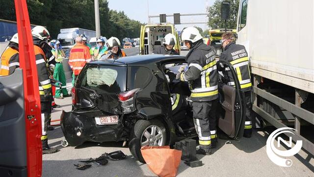 E313 : wagen rijdt in op file in Grobbendonk, 1 zwaargewonde