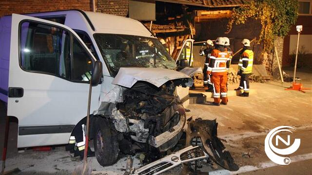 Bestelwagen rijdt tegen gevel woning op Veerleseweg Zammel : bestuurder zwaargewond