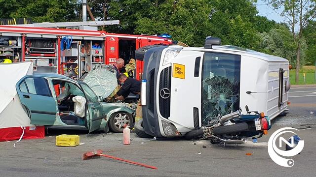Spectaculair ongeval op Amocolaan waarbij schoolbus, motor en auto betrokken zijn : 1 dode, meerdere gewonden
