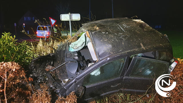Wagen crasht tegen gevel bij spectaculair ongeval in Laakdal : 1 zwaargewonde
