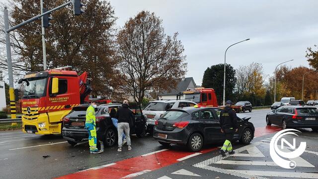 3 voertuigen botsen op Koning Boudewijnlaan Olen : 3 gewonden - update