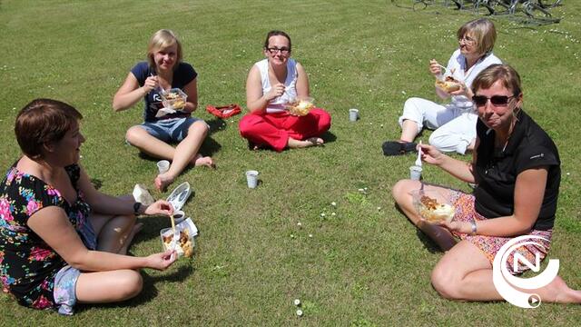 AZ en OCMW :  650 personeelsleden genieten van zonovergoten 'frieten in het park'