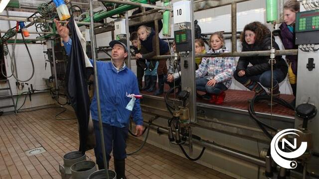 Leerlingen gemeentelijke basisschool Ezaart bezoeken landbouwbedrijf Van Herck