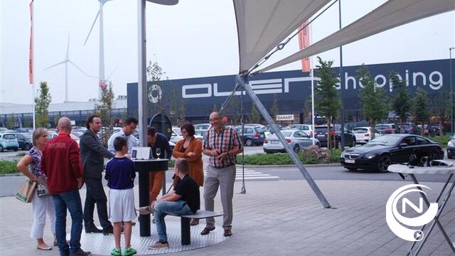 Publiek oplaadeiland© QiSola™ met WiFi in Olen Shoppingpark : gratis smartphone opladen