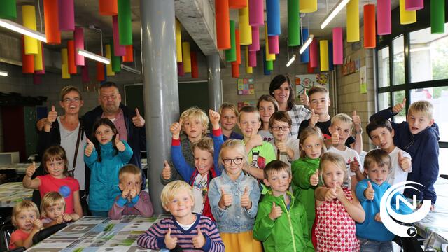 Basisschool Wijngaard : kleurrijke en geluidsisolerende cilinders in refter