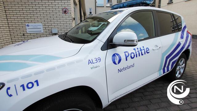 Wagen rijdt tegen verlichtingspaal en woning in Goorstraat, bestuurder vlucht 
