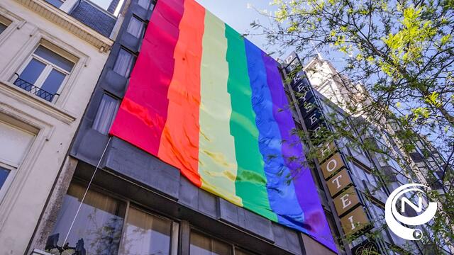 Mr Gay Belgium zet Antwerps De Keyser Hotel in regenboogkleuren tijdens IDAHOT actie