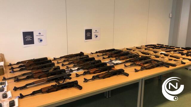  Politie neemt arsenaal met oorlogswapens in beslag in Weelde: 'Uitzonderlijke vangst'