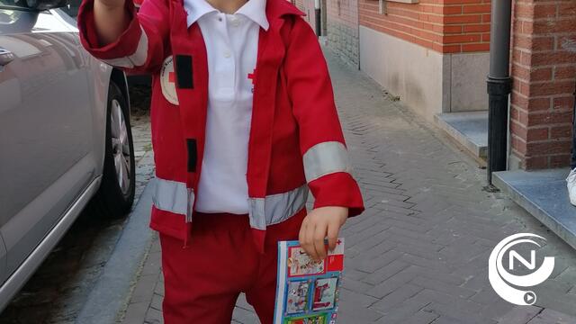 Originele stickeractie Rode Kruis Herentals : '3-jarige Nelles superheld in actie'