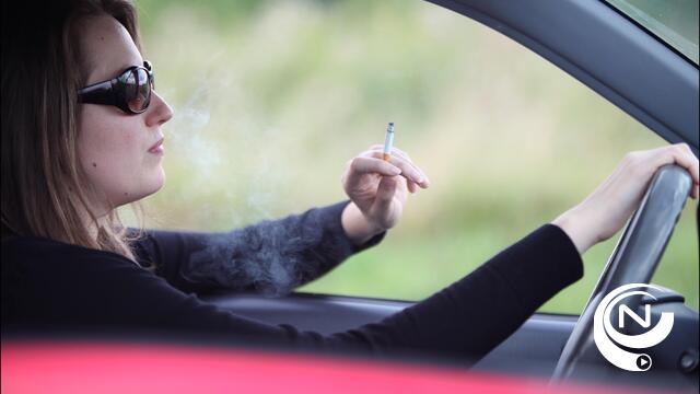  Roken in auto met kinderen: lucht in kleine ruimte wordt snel heel ongezond