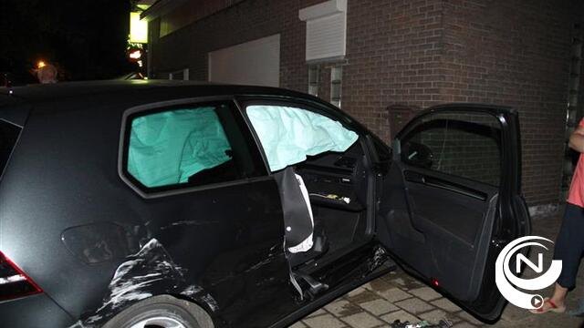 Auto botst op rotonde en knalt tegen gevel in Lichtaart