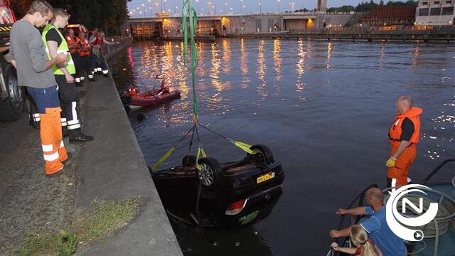 Auto op vrachtschip belandt in Albertkanaal aan sas van Olen