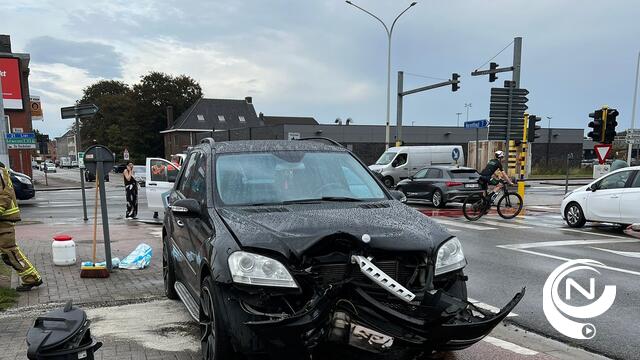 Bestuurster (38) onder invloed van drugs knalt tegen verkeerslicht kruispunt Ringlaan 't Saske Herentals