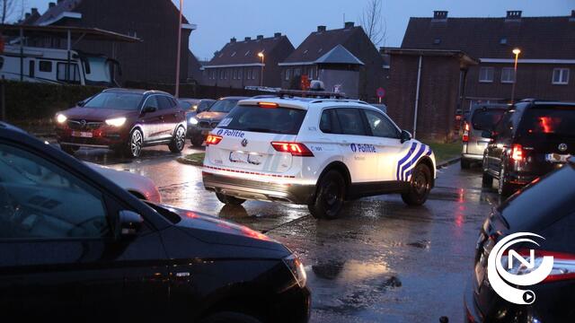 St.-Jansstraat schoolstraat : 'Al wekenlang verkeerschaos in zijstraten, politievoertuig rijdt zich vast'  (3)