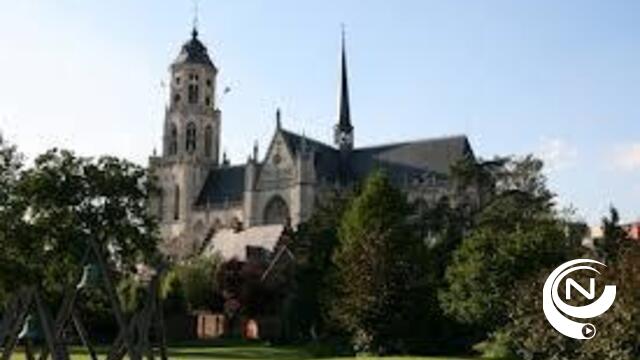 Duif doet brokstukken vallen van toren Sint-Gummaruskerk Lier 
