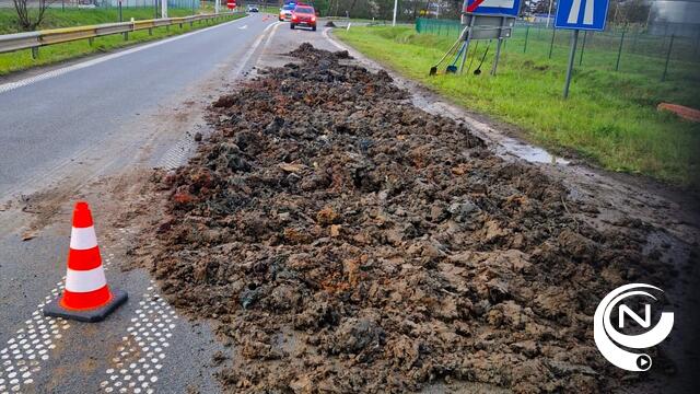 E313 oprit Herentals-Industrie  tijdlang afgesloten door slib op de rijbaan 