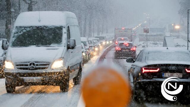 Winterprik - verkeersknooppunt Prima Lux door hevige sneeuwval en files geblokkeerd
