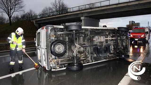 E313 : bestelwagen slipt tegen middenberm aan Herentals-Industrie, bestuurder gewond