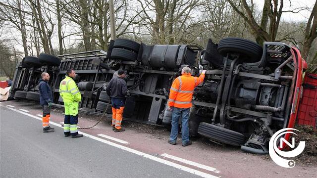 Vrachtwagenbestuurder verliest controle over stuur in Wechelderzande