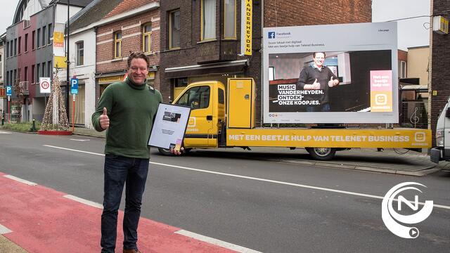  Geelse muziekwinkel Music Vanderheyden krijgt groot digitaal reclamebord cadeau