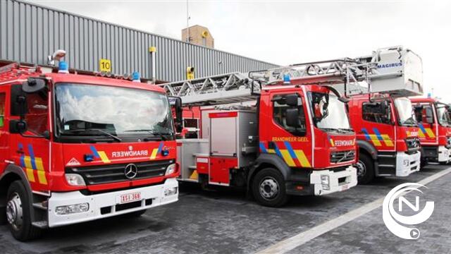 Brandje aan parochiezaal Holven Geel : kaarter probeert te blussen