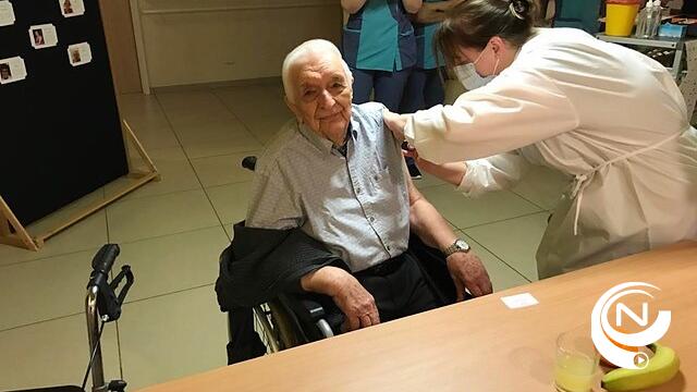 Sooi Horemans (89), ex-corona-patiënt, is alleréérste gevaccineerde Herentalsenaar : 'Niks gevoeld' (2)