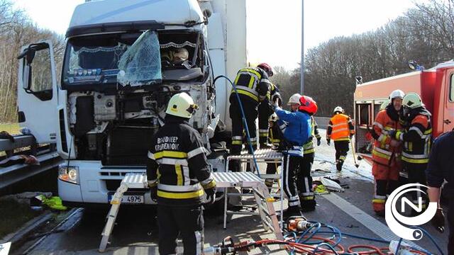 E313 : vrachtwagen rijdt in op staart file, chauffeur zwaargewond 