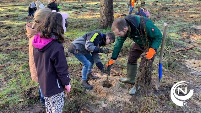 Leerlingen 3e leerjaar De Wijngaard kOsh planten 900 bomen en struiken aan Sport Vlaanderen