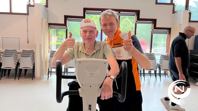 Zilveren peloton van WZC Den Olm rijdt samen met Frank Deboosere de eerste kilometers 1000 km voor Kom op tegen Kanker