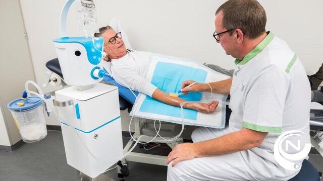 Een wondzorgspecialist van Ziekenhuis aan de Stroom verwijdert vuil uit een wonde met de Debitrom+. Het toestel vervangt het scalpel waarmee normaliter weefsel wordt weggesneden. (Foto: ZAS / Dirk Kerstens)