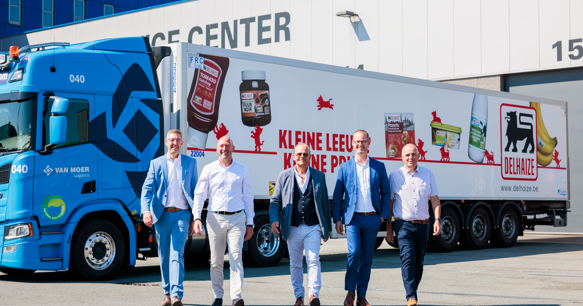 Foto door © Yannig Van de Wouwer: v.l.n.r. Johan Ideler (Delhaize), Jo Van Moer (VML), Dirk Hautekeete (Delhaize), Jonathan Van Dessel (Delhaize), Wim Willocx (VML)  “Transitietechnologie reduceert CO2-uitstoot tot 20%”