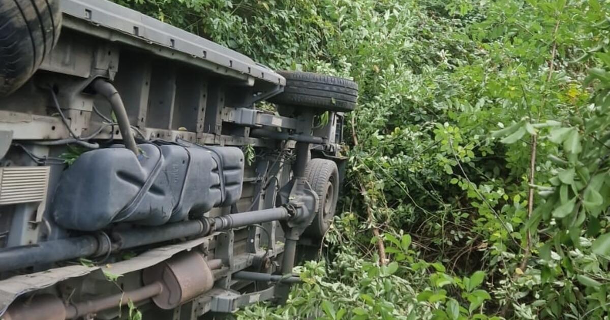 E313 ongeval bus bouwmaterialen in gracht  - foto Jimmy Verwimp NNieuws