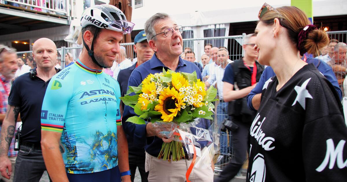 Mevrouw Cavendish ontvangt bloemen van HFF - foto NNieuws