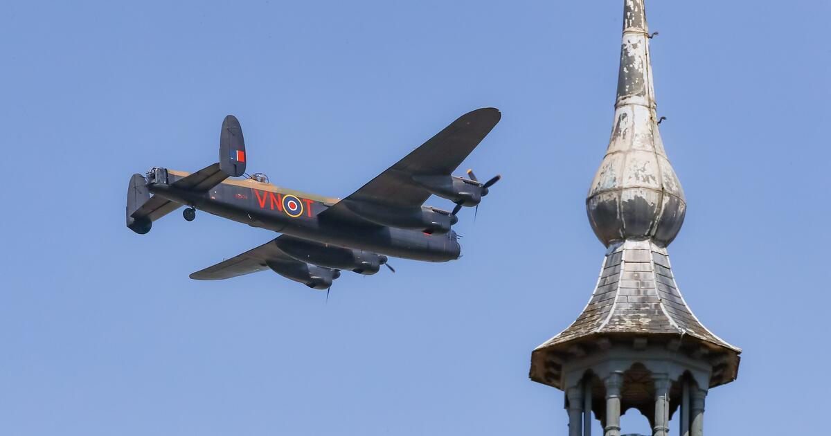 Historische Fly-by Lancaster Avro WOII Over Gierle En Malle - Foto's ...