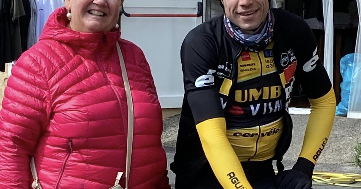 Wout van Aert in Spanje  met één van z'n trouwste fans Sonja Engelen uit Herentals (2023)